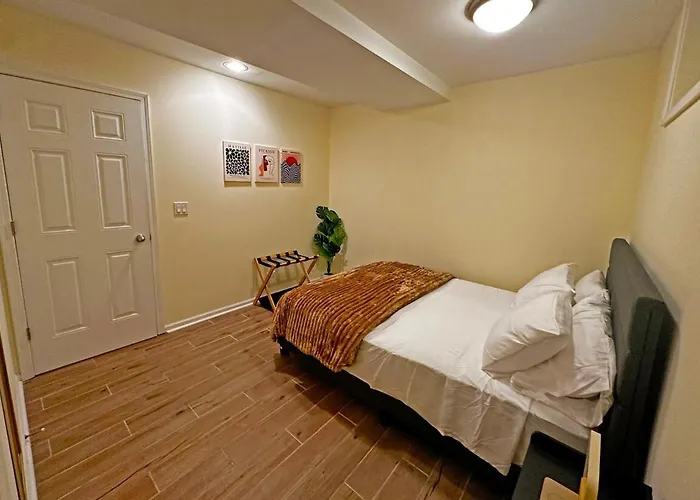 Spacious And Modern 3bd 2ba Home- Garage Parking! Apartment Chicago