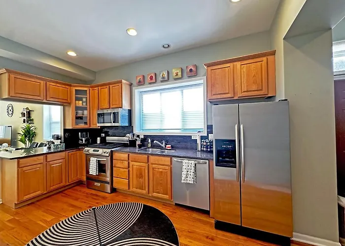 Spacious And Modern 3bd 2ba Home- Garage Parking! Apartment Chicago