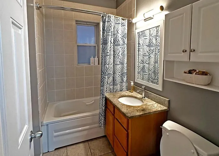 Apartment Spacious And Modern 3bd 2ba Home- Garage Parking! *