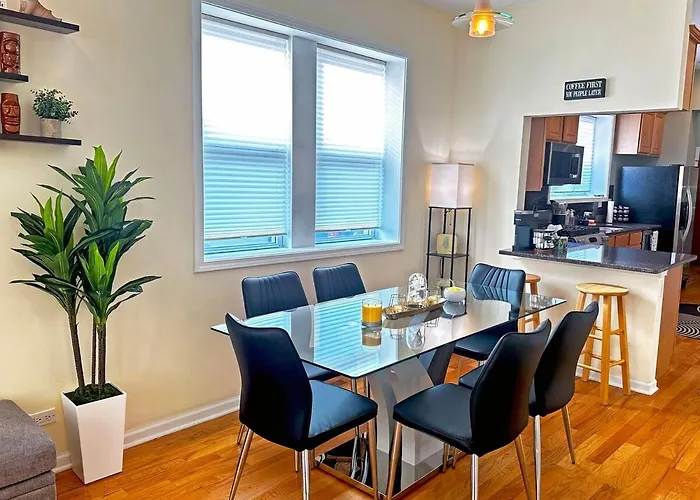 Spacious And Modern 3bd 2ba Home- Garage Parking! Apartment Chicago