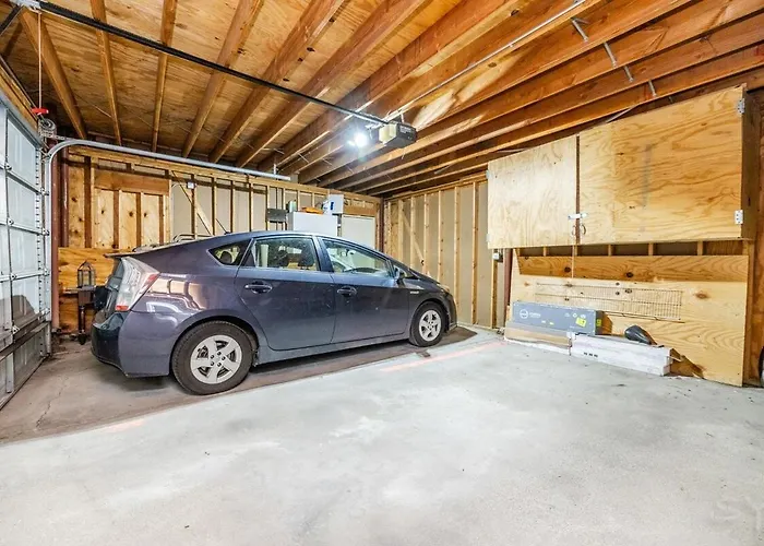 Spacious And Modern 3bd 2ba Home- Garage Parking! *